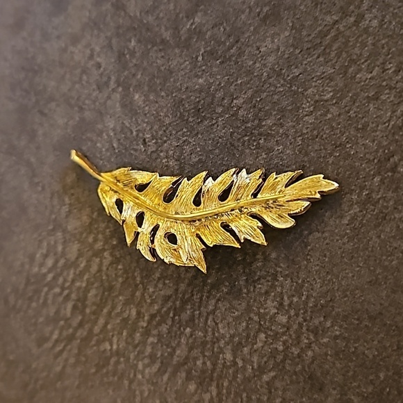 VTG Goldtone Feathery Leaf Brooch - Picture 4 of 6